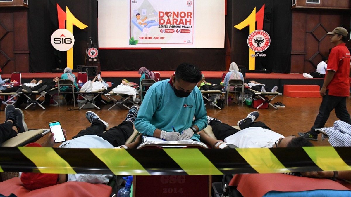 Donor darah yang digelar PT Semen Padang di GSG, Selasa (27/12/2022).